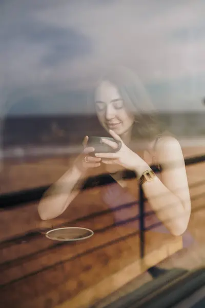 Γυναίκα Πίνοντας Τσάι Κάθεται Ένα Καφέ Παραλία Στη Θάλασσα Μια Εικόνα Αρχείου