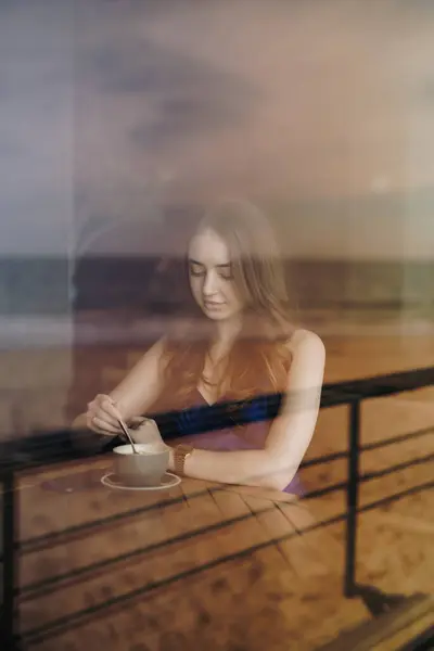 Женщина Пьет Чай Сидя Кафе Морским Пляжем Отражении Стоковое Изображение