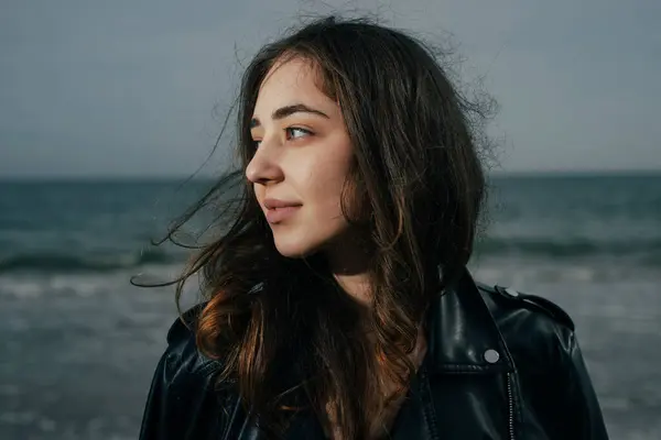 海の革のジャケットの若い女性の肖像画 ストック写真