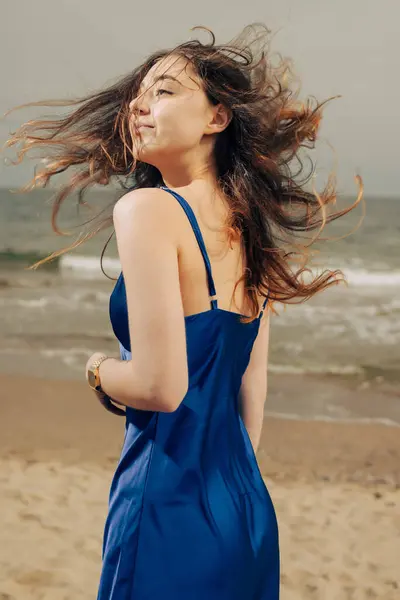 Femeia Fericită Rochie Albastră Își Aruncă Părul Plajă fotografii de stoc fără drepturi de autor