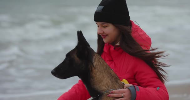 Köpeğiyle Sahilde Oturan Bir Kadın Ağır Çekimde — Stok video