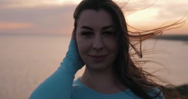 Rüzgar üfleyen kadın saçının yakın portresi, ağır çekim.