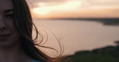 Rüzgarın yarım portresi. Kadın saçı doğada, ağır çekim.