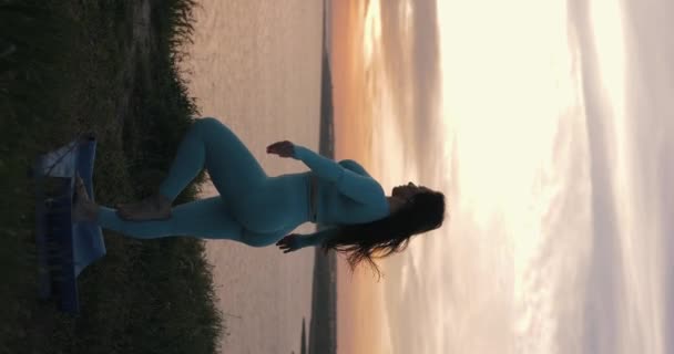 Yoga Frau Balanciert Auf Einem Bein Stehend Der Natur Vertikales — Stockvideo