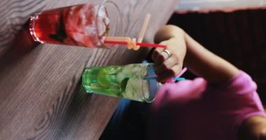 Lokantada kadın eli mojito kokteyli hazırlıyor, dikey video.