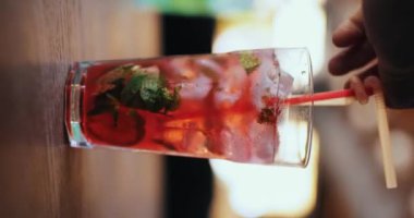 Lokantada mojito kokteyli hazırlayan erkek el, dikey video.