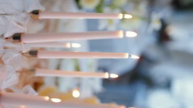 Etkinlikte mum yakma, dikey video