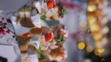 Büfe, masada sandviçler var, dikey video.