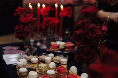 Etkinlikte güzel bir dekor, kırmızı mumlar ve güller