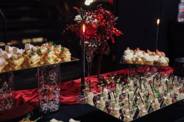 Kırmızı dekorlu bir açık büfe