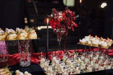 Kırmızı dekorlu bir açık büfe