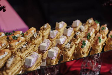 Etkinlikte atıştırmalık bir masa.