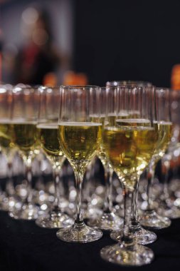 Masada bir sıra şampanya var.