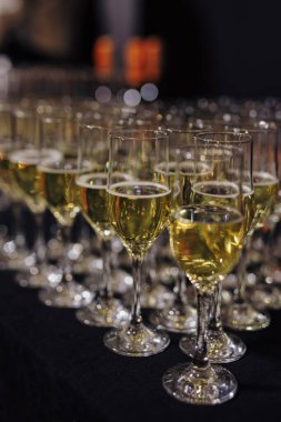 Masada bir sıra şampanya var.