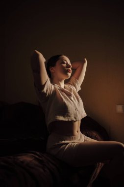 Güzel bir kadın evde yaratıcı bir portre Sabah sade bir şekilde