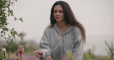 Güzel kadın çiçekleri koklar, ağır çekimde