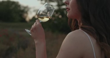 Doğada şarap içen kadın