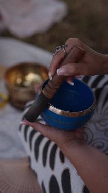 Tibet şarkı kasesi kadının ellerinde, dikey video.