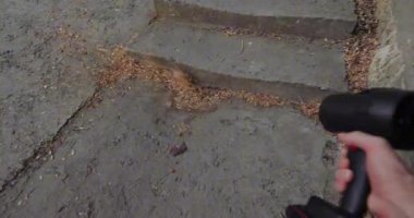 POV, çöpleri atıyor ve turbo vantilatörle sokağa çıkıyor.