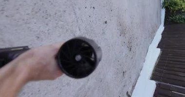 POV, çöpleri atıyor ve turbo vantilatörle sokağa çıkıyor.