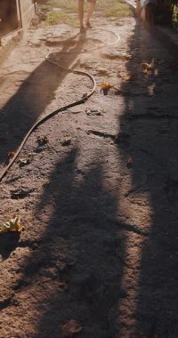 Çöpleri atmak ve avluda turbo vantilatör ve dikey video ile bırakmak.