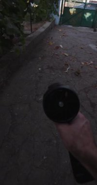 POV çöpleri atıyor ve avluda turbo vantilatör ve dikey video ile bırakıyor.