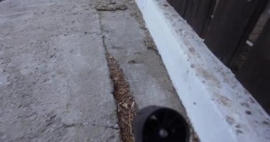 POV, çöpleri atıyor ve turbo vantilatörle sokağa çıkıyor.