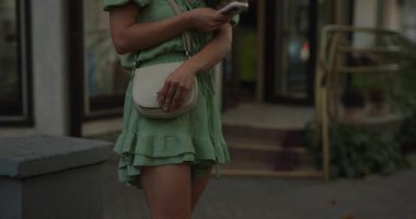 Kadın cep telefonunu şehirdeki bir çantaya koymuş.