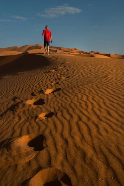Чоловік Ходить Піщаних Пустельних Дюнах — стокове фото