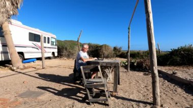 Minibüste çalışmak