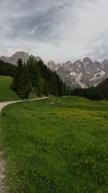 Dağlardaki Alp çayırları, İtalyan Dolomitleri