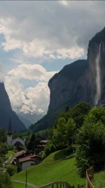 İsviçre, Lauterbrunnen 'deki ünlü şelale. 