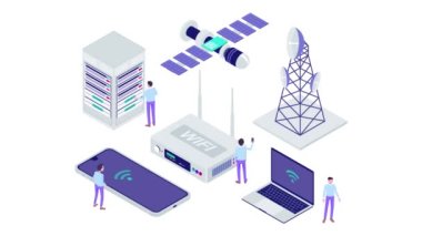 Isometric Broadband Internet Sağlayıcı Modern Motion Grafik Animasyon Videosu. Küçük İnsanlar internet kullanmak için dizüstü bilgisayar, akıllı telefon, sunucu ve başka bir aygıt kullanıyor.