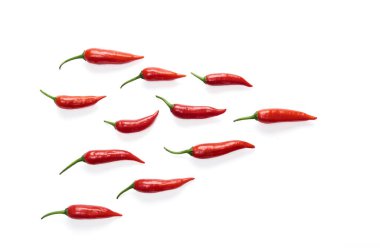 Beyaz arkaplanda kırmızı kırmızı kırmızı biber    