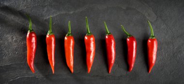 siyah bir zemin üzerine kırmızı biber  