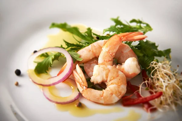 shrimp salad with shrimps and vegetables