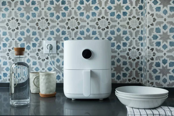 現代の家庭用キッチンでは 空気清浄機 水ガラス ボウル テクノロジーホームスマートデバイス — ストック写真