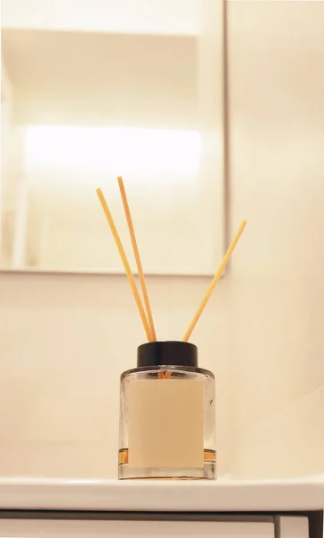 芦苇扩散器产品陈列米色浴室背景特写 — 图库照片