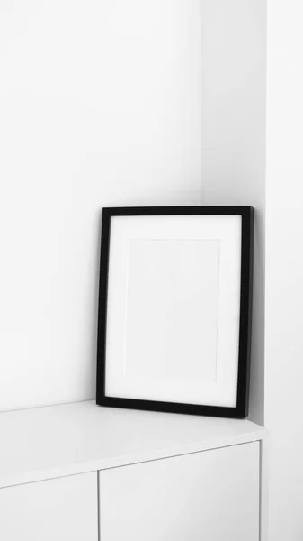 パスアウトモックアップ付きミニマリズムブラックホワイト画像フレーム インテリアポスターモックアップホームインテリア装飾 — ストック写真