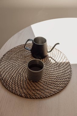 Kahve ya da çay fincanı masa estetiği minimalist yaşam tarzı sabit, dikey