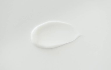 Krem nemlendirici. Beyaz arka planda sıvı cilt ürünleri lekesi.