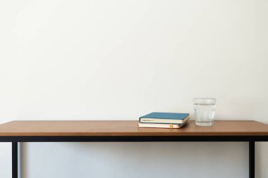 Planlayıcı ve bir bardak su ahşap masanın üzerinde. Sabah alışkanlığı, en az 