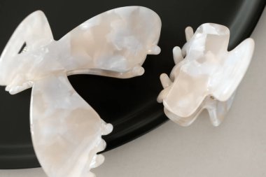 Siyah metal çanak anten yakın çekim saç aksesuarlarında mermer saç pençe klipsleri