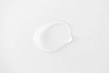 Temiz jel çamaşır deterjanı. Beyaz arka planda şampuan, duş jeli ya da sabun örneği. 