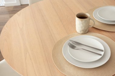 Tarafsız masa, yemek odasındaki ahşap masada kahve fincanı, yakın plan.