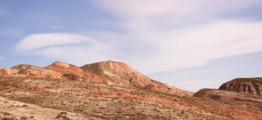 Khizi 'nin güzel kızıl dağları Mars gezegenine benzer. Azerbaycan.