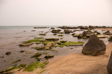 Hazar Denizi 'nin güzel kayalık kıyıları.