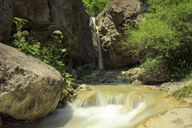 Dağlarda güzel bir şelale. Laza köyü. Kusar bölgesi. Azerbaycan.