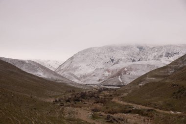 Azerbaycan 'ın kışın güzel kızıl dağları. Khizi bölgesi.
