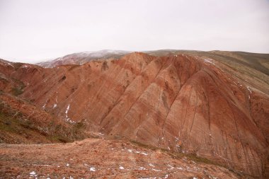 Azerbaycan 'ın kışın güzel kızıl dağları. Khizi bölgesi.
